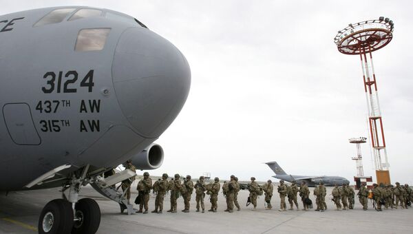 Американские военнослужащие у транспортного самолета. Архивное фото. Американские военнослужащие у транспортного самолета. Архивное фото.