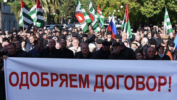 Митинги прошли в Сухуме перед подписанием договора между Россией и Абхазией Митинги прошли в Сухуме перед подписанием договора между Россией и Абхазией