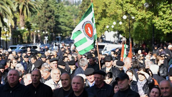 Митинг в Сухуме в поддержку подписания договора между Россией и Абхазией о союзничестве и стратегическом партнерстве. Архивное фото Митинг в Сухуме в поддержку подписания договора между Россией и Абхазией о союзничестве и стратегическом партнерстве. Архивное фото