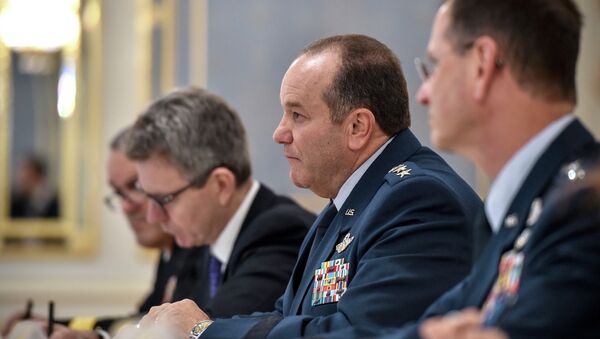 Командующий вооруженных сил США в Европе генерал Филипп Бридлав. Архивное фото Командующий вооруженных сил США в Европе генерал Филипп Бридлав. Архивное фото
