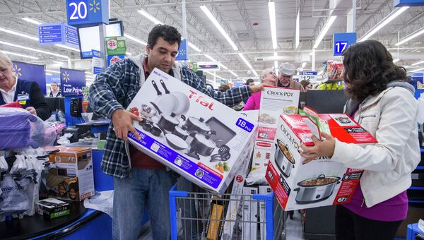 Покупатели магазина города Бентонвилл, Арканзас во время распродажи Black Friday Покупатели магазина города Бентонвилл, Арканзас во время распродажи Black Friday