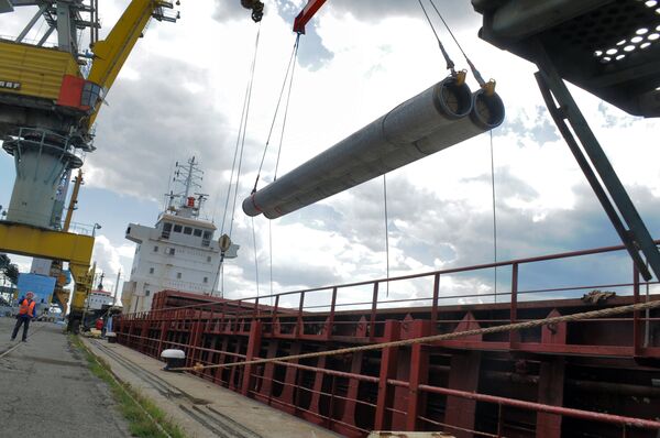 Разгрузка труб для Морского газопровода Южный поток для складирования в порту Бургас Разгрузка труб для Морского газопровода Южный поток для складирования в порту Бургас