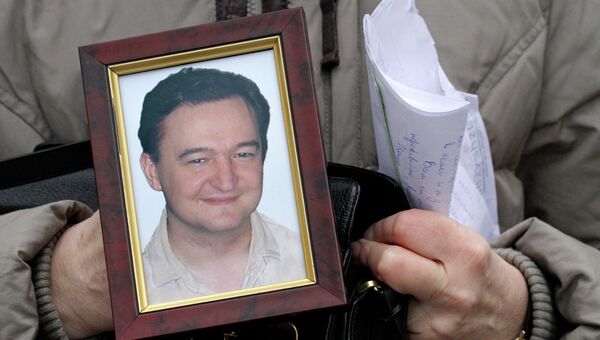 Наталья Магницкая держит портрет своего сына, адвоката Сергея Магницкого Наталья Магницкая держит портрет своего сына, адвоката Сергея Магницкого