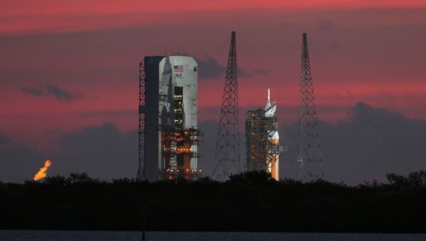 Космический корабль Орион на стартовой площадке на мысе Канаверал, США Космический корабль Орион на стартовой площадке на мысе Канаверал, США