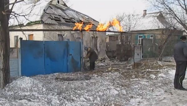 Разрушенные дома и горящий газопровод - последствия обстрела Енакиево Разрушенные дома и горящий газопровод - последствия обстрела Енакиево
