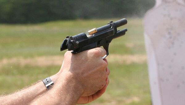 Выстрел из пистолета Beretta M9. Архивное фото. Выстрел из пистолета Beretta M9. Архивное фото.