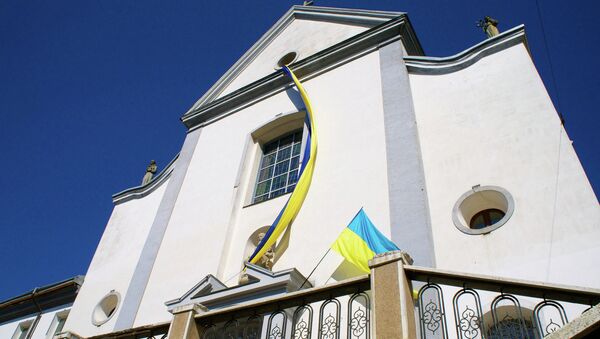 Национальный флаг на здании города Винница, Украина Национальный флаг на здании города Винница, Украина