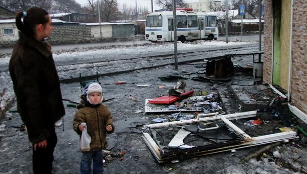 Последствия обстрела украинскими силовиками Донецка. Архивное фото Последствия обстрела украинскими силовиками Донецка. Архивное фото