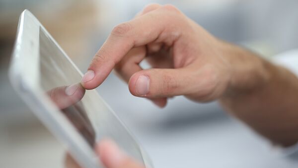 Человек работает на планшетном компьютере Человек работает на планшетном компьютере