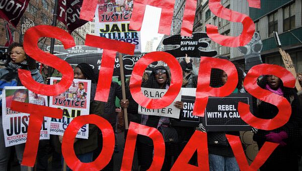 Марш миллионов протеста против насилия полицейских в Нью-Йорке, США. Архивное фото Марш миллионов протеста против насилия полицейских в Нью-Йорке, США. Архивное фото