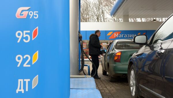 Мужчина заправляет свой автомобиль на одной из автозаправочных станций Газпромнефть. Архивное фото Мужчина заправляет свой автомобиль на одной из автозаправочных станций Газпромнефть. Архивное фото