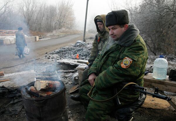 Бойцы ополчения на въезде в город Макеевка, Донецкая область Бойцы ополчения на въезде в город Макеевка, Донецкая область