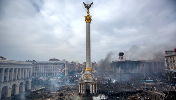 Дым от пожаров и сторонники оппозиции на площади Независимости в Киеве. Архивное фото Дым от пожаров и сторонники оппозиции на площади Независимости в Киеве. Архивное фото
