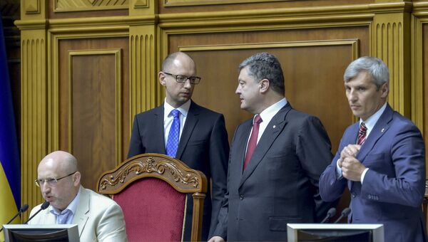 Председатель Верховной Рады Украины Александр Турчинов, премьер-министр Украины Арсений Яценюк, президент Украины Петр Порошенко и заместитель председателя Верховной Рады Украины Руслан Кошулинский (слева направо). Архивное фото. Председатель Верховной Рады Украины Александр Турчинов, премьер-министр Украины Арсений Яценюк, президент Украины Петр Порошенко и заместитель председателя Верховной Рады Украины Руслан Кошулинский (слева направо). Архивное фото.