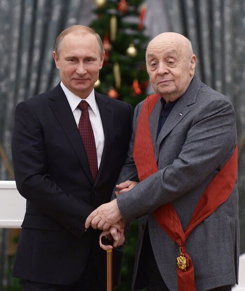 Президент России Владимир Путин награждает орденом За заслуги перед отечеством I степени артиста театра ленком Леонида Броневого. 22 декабря 2014 Президент России Владимир Путин награждает орденом За заслуги перед отечеством I степени артиста театра ленком Леонида Броневого. 22 декабря 2014