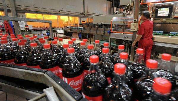 На линии розлива продукции Coca-Cola. Архивное фото На линии розлива продукции Coca-Cola. Архивное фото