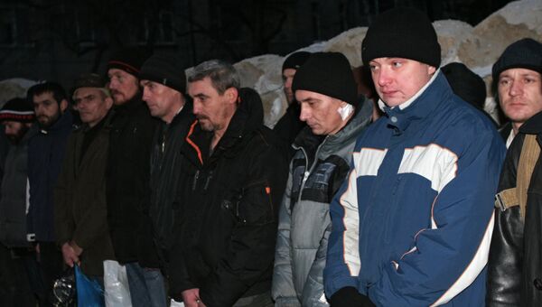 Украинские пленные во время обмена между ополченцами Донецкой Народной Республики и украинскими силовиками. Архивное фото Украинские пленные во время обмена между ополченцами Донецкой Народной Республики и украинскими силовиками. Архивное фото