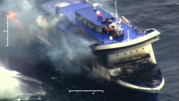 Пожар на пароме Norman Atlantic в Ионическом море. Кадр из видео береговой охраны Италии Пожар на пароме Norman Atlantic в Ионическом море. Кадр из видео береговой охраны Италии