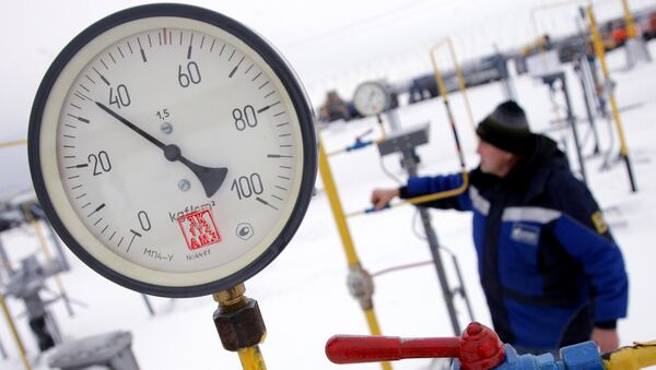 Рабочий на крановом узле газопровода. Архивное фото Рабочий на крановом узле газопровода. Архивное фото