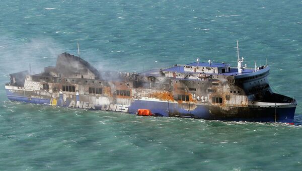 Сгоревший итальянский паром Norman Atlantic в водах Греции. Архивное фото Сгоревший итальянский паром Norman Atlantic в водах Греции. Архивное фото
