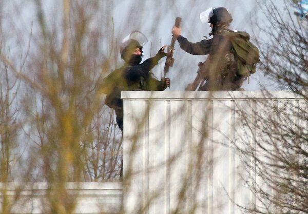 Французские военные у места операции по захвату напавших на офис Charlie Hebdo в городе Данмартан-ан-Гоэль Французские военные у места операции по захвату напавших на офис Charlie Hebdo в городе Данмартан-ан-Гоэль