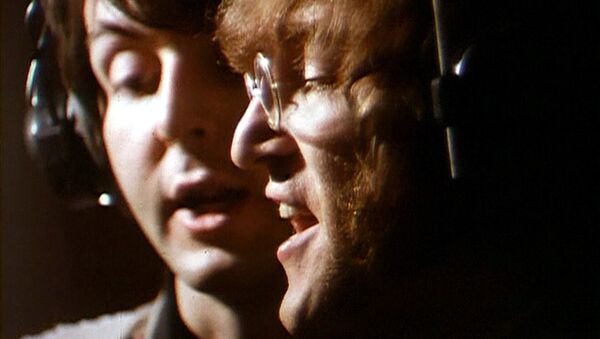 Джон Леннон и Пол Маккартни во время звукозаписи. Abbey Road Studios, Лондон. 1968 год Джон Леннон и Пол Маккартни во время звукозаписи. Abbey Road Studios, Лондон. 1968 год