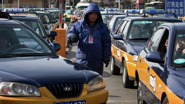 Автомобили такси в центре Пекина. Архивное фото Автомобили такси в центре Пекина. Архивное фото