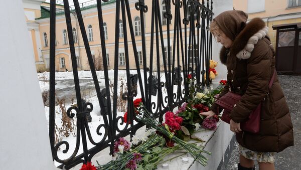 Цветы и свечи у посольства Армении в Москве в связи с трагедией в Гюмри Цветы и свечи у посольства Армении в Москве в связи с трагедией в Гюмри