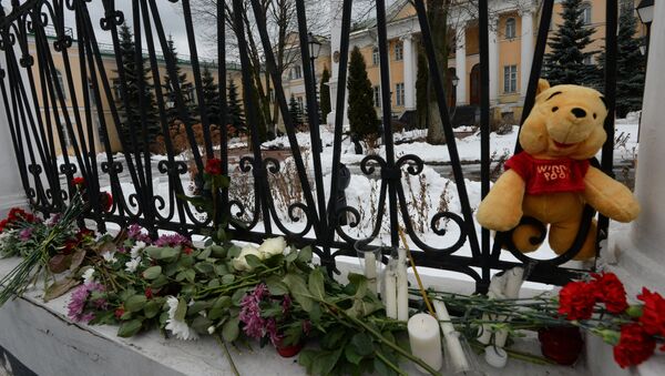 Цветы и свечи у посольства Армении в Москве в связи с трагедией в Гюмри. Архивное фото Цветы и свечи у посольства Армении в Москве в связи с трагедией в Гюмри. Архивное фото