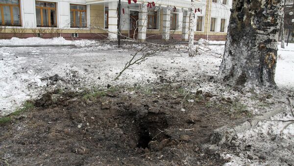 Воронка артиллерийского снаряда на одной из улиц Донецка. Архивное фото Воронка артиллерийского снаряда на одной из улиц Донецка. Архивное фото
