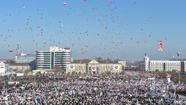 Акция протеста против публикаций, оскорбляющих Пророка Мухаммеда в Грозном. Архивное фото Акция протеста против публикаций, оскорбляющих Пророка Мухаммеда в Грозном. Архивное фото