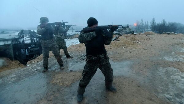 Солдаты Украинской армии ведут обстрел позиций ополченцев у поселка Пески, Донецкая область. 21 января 2015 Солдаты Украинской армии ведут обстрел позиций ополченцев у поселка Пески, Донецкая область. 21 января 2015