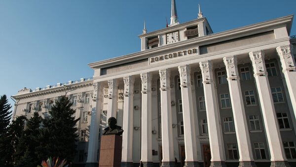 Здание Дома советов в Тирасполе, Молдавия. Архивное фото Здание Дома советов в Тирасполе, Молдавия. Архивное фото