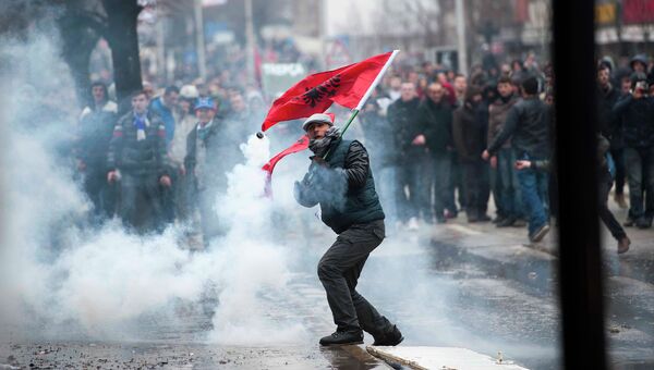 Участник акции протеста во время столкновений с полицией в Приштине, Косово. 27 января 2015 год Участник акции протеста во время столкновений с полицией в Приштине, Косово. 27 января 2015 год