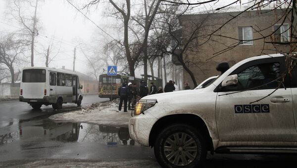 Автомобиль сотрудников ОБСЕ у дома, разрушенного в результате артиллерийского обстрела украинскими силовиками в районе Донецка. Архивное фото Автомобиль сотрудников ОБСЕ у дома, разрушенного в результате артиллерийского обстрела украинскими силовиками в районе Донецка. Архивное фото
