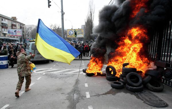 Военнослужащие из батальона Айдар снимают украинский флаг со здания Министерства обороны Украины Военнослужащие из батальона Айдар снимают украинский флаг со здания Министерства обороны Украины