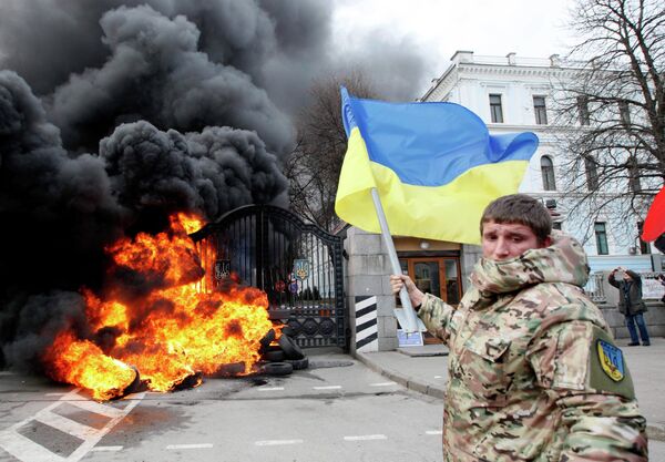 Боец батальона Айдар во время беспорядков у ворот Минобороны Украины Боец батальона Айдар во время беспорядков у ворот Минобороны Украины