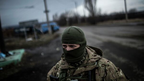 Украинский солдат стоит на дороге между Дебальцево и Артемовском Украинский солдат стоит на дороге между Дебальцево и Артемовском