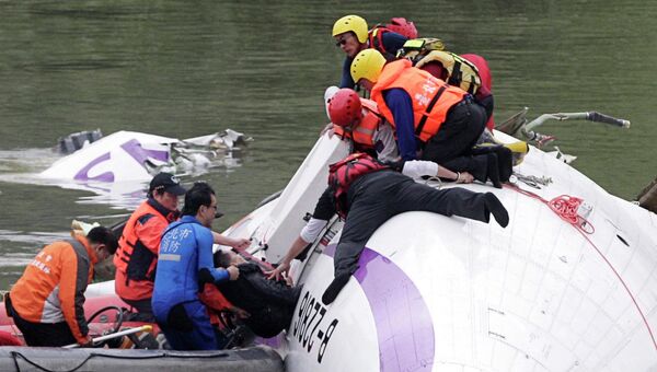 Спасательная операция на месте крушения самолета TransAsia Airways в Тайбэе, 4 февраля 2015 Спасательная операция на месте крушения самолета TransAsia Airways в Тайбэе, 4 февраля 2015