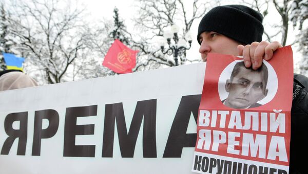 Участники митинга в поддержку депутатов, которые подписали петицию об отставке генерального прокурора Украины Виталия Яремы, возле Верховной рады Украины Участники митинга в поддержку депутатов, которые подписали петицию об отставке генерального прокурора Украины Виталия Яремы, возле Верховной рады Украины