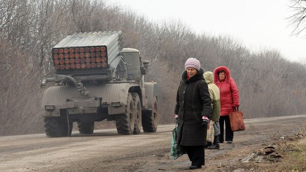 Жители Дебальцево на обочине дороги, по которой следует военная техника Жители Дебальцево на обочине дороги, по которой следует военная техника