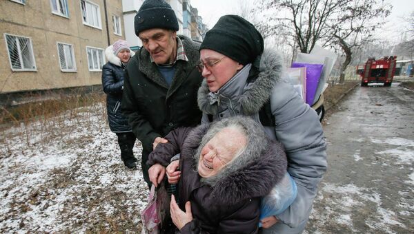 Пожилая женщина после обстрела жилого квартала в Донецке Пожилая женщина после обстрела жилого квартала в Донецке
