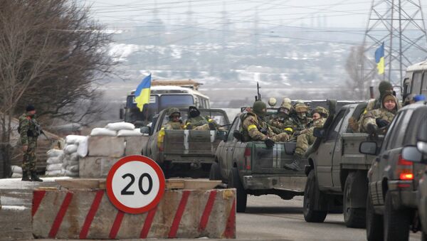 Украинские военные проезжают КПП возле Мариуполя. Архивное фото Украинские военные проезжают КПП возле Мариуполя. Архивное фото