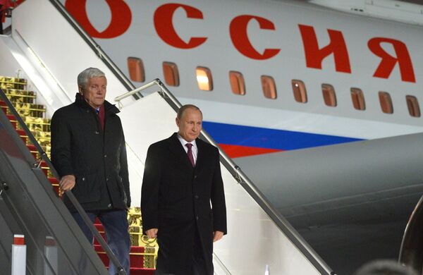 Президент России Владимир Путин (справа) в аэропорту Минска Президент России Владимир Путин (справа) в аэропорту Минска