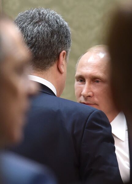 Президент России Владимир Путин и президент Украины Петр Порошенко беседуют во Дворце независимости в Минске Президент России Владимир Путин и президент Украины Петр Порошенко беседуют во Дворце независимости в Минске