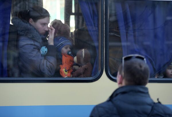Беженцы в салоне автобуса, который отправляется из Донецка в Россию Беженцы в салоне автобуса, который отправляется из Донецка в Россию
