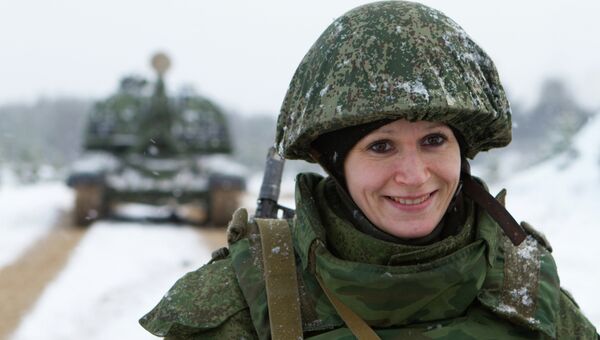 Военнослужащая во время учений на полигоне Мулино в Нижегородской области. Архивное фото Военнослужащая во время учений на полигоне Мулино в Нижегородской области. Архивное фото