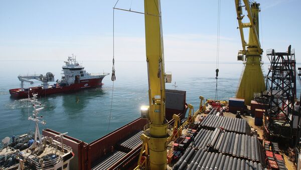 Судно-трубоукладчик во время строительства газопровода на дне Черного моря. Архивное фото Судно-трубоукладчик во время строительства газопровода на дне Черного моря. Архивное фото