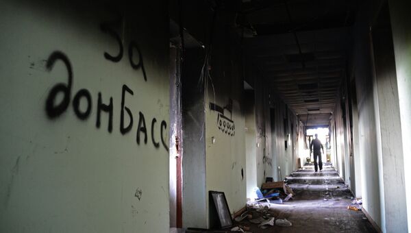 В обгоревшем здании Мариупольского городского совета. 19 мая 2014 В обгоревшем здании Мариупольского городского совета. 19 мая 2014