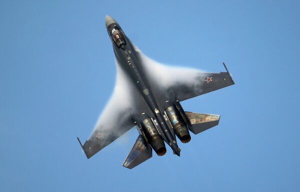 Российский истребитель СУ-35 во время выступления на авиасалоне в Ле Бурже, Франция Российский истребитель СУ-35 во время выступления на авиасалоне в Ле Бурже, Франция